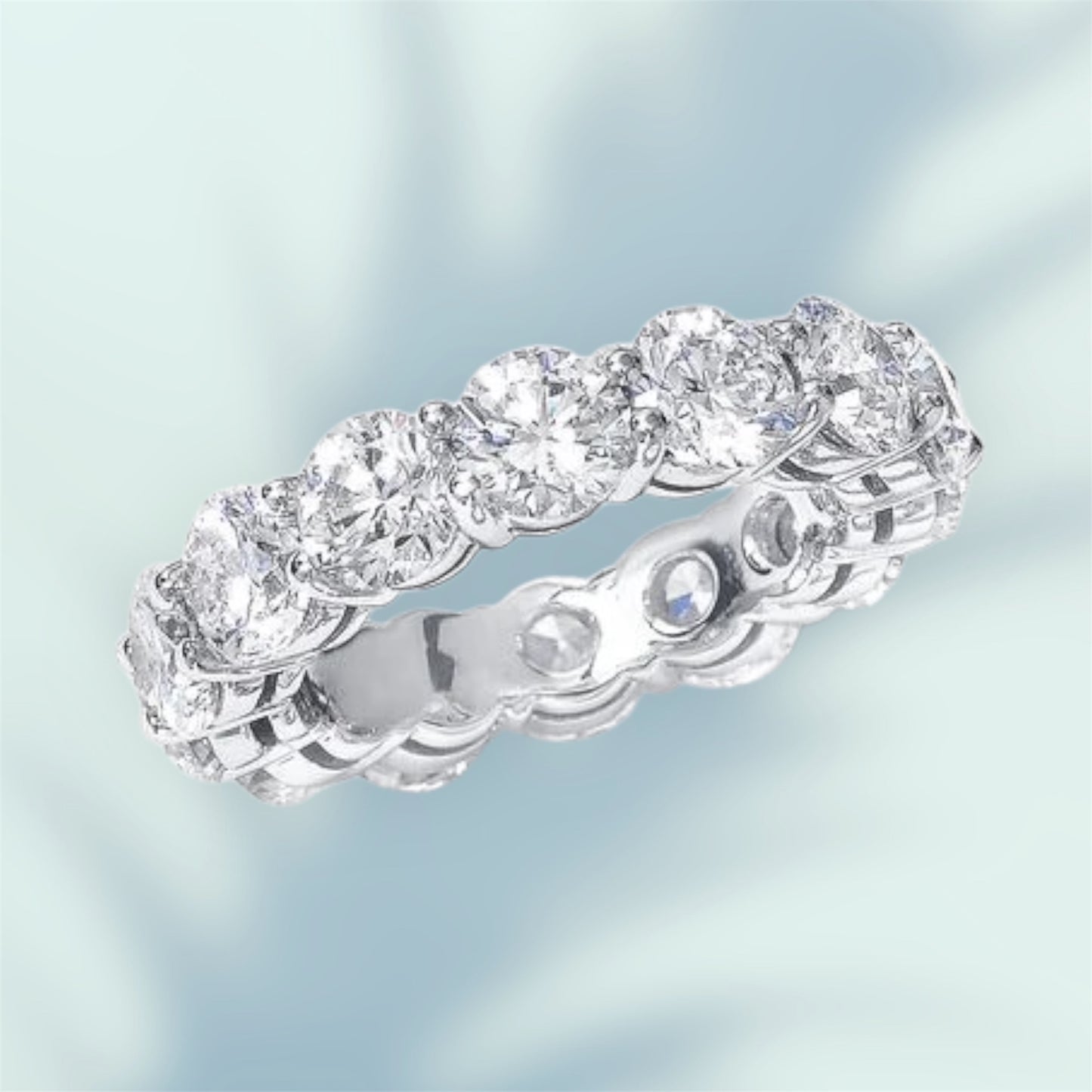 Shared Claw Round Diamond
Wedding Band