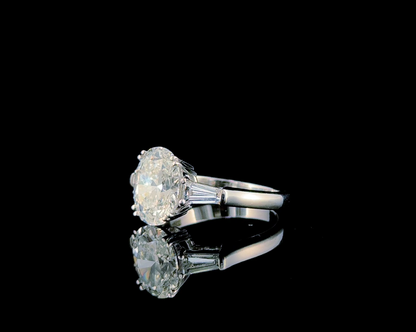 Oval Three-Stone – Classic Engagement Ring in 18K Gold