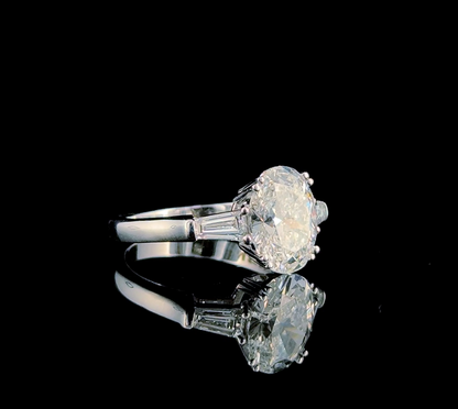 Oval Three-Stone – Classic Engagement Ring in 18K Gold