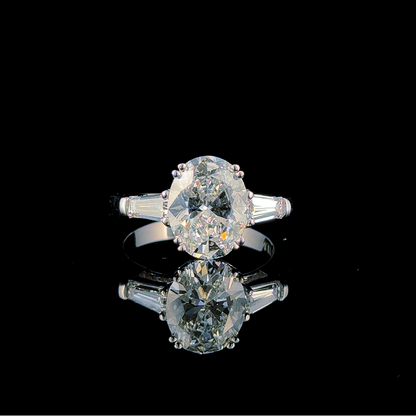 Oval Three-Stone – Classic Engagement Ring in 18K Gold