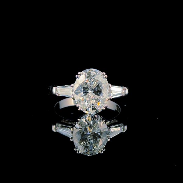 Oval Three-Stone – Classic Engagement Ring in 18K Gold