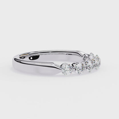 Solé Trace – Round Lab Diamond Curved Accent Band
