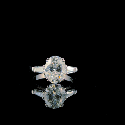 Oval Three-Stone – Classic Engagement Ring in 18K Gold